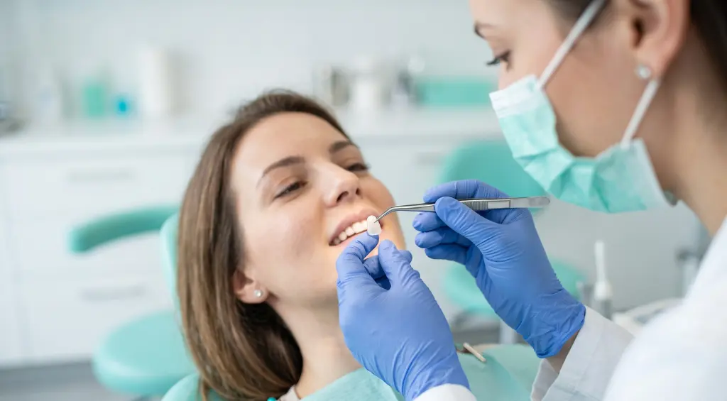 dentista aplicando lente de contato dental